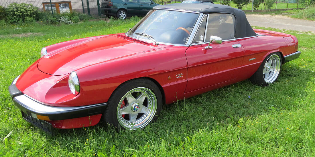 Klassischer Alfa Romeo Spider Mit V Und Heckantrieb