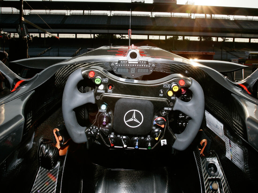 Mercedes Formel 1-Lenkrad 2013 - auto motor und sport